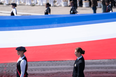 Déploiement du drapeau français par les élèves des lycées militaires et MELH place de la Concorde